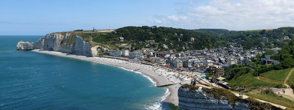 Photo de la plage et de la falaise d'Étretat.